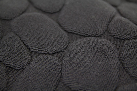 Ishikoro Pebble Bath Mat (close-up, dark gray)